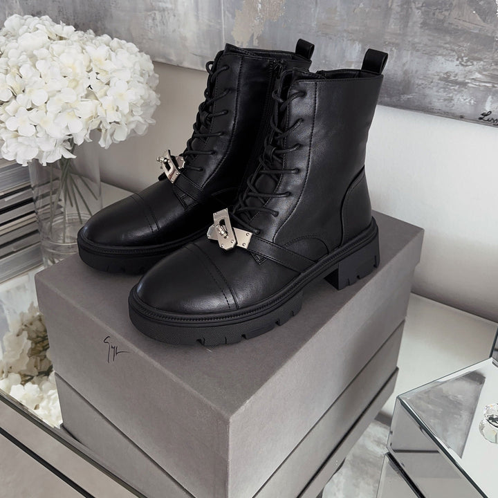 Sophie | Bottines à lacets noires et boucles argentées