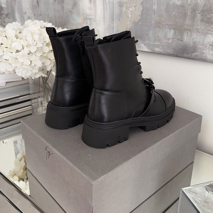Sophie | Bottines à lacets noires et boucles argentées