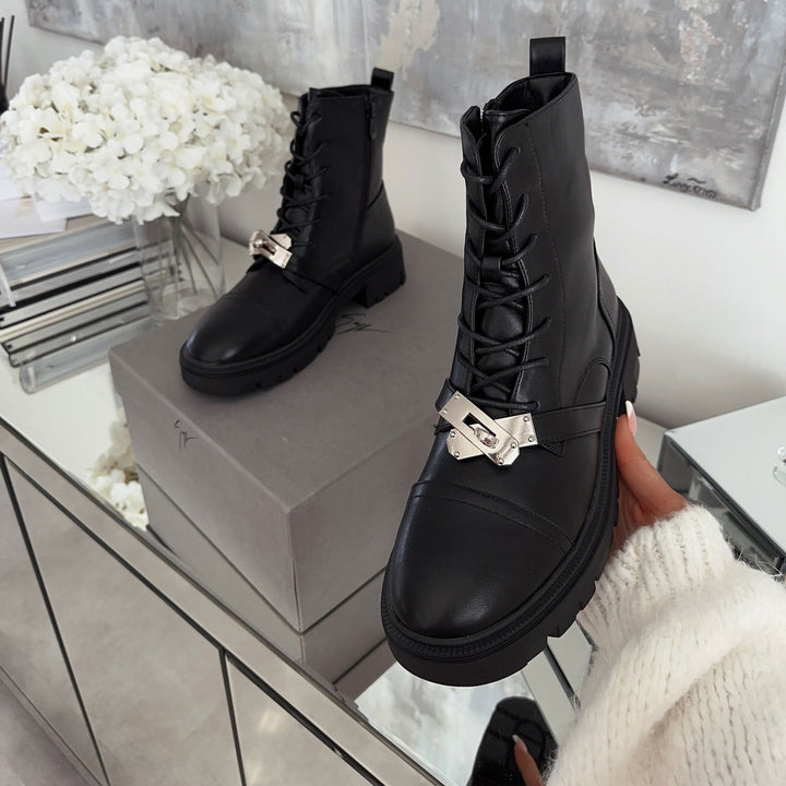 Sophie | Bottines à lacets noires et boucles argentées