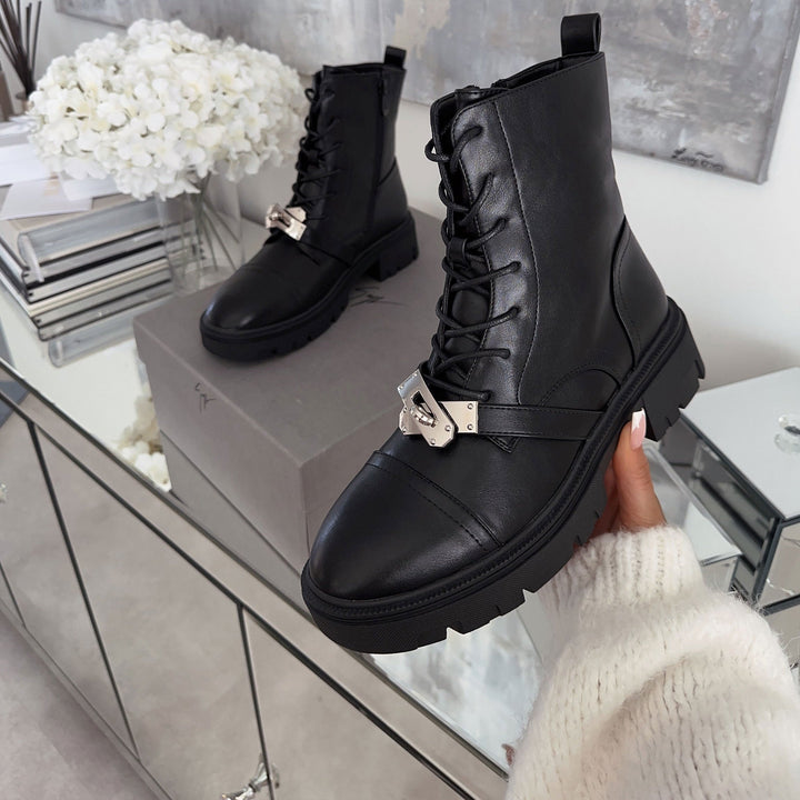 Sophie | Bottines à lacets noires et boucles argentées