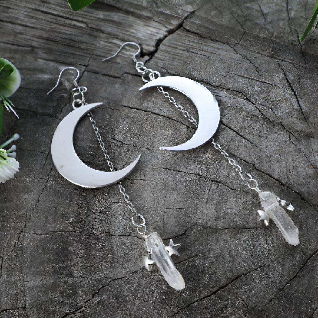 Faucille de Lune | Boucles d'oreilles argentées avec lune et pierre claire – Vue 01