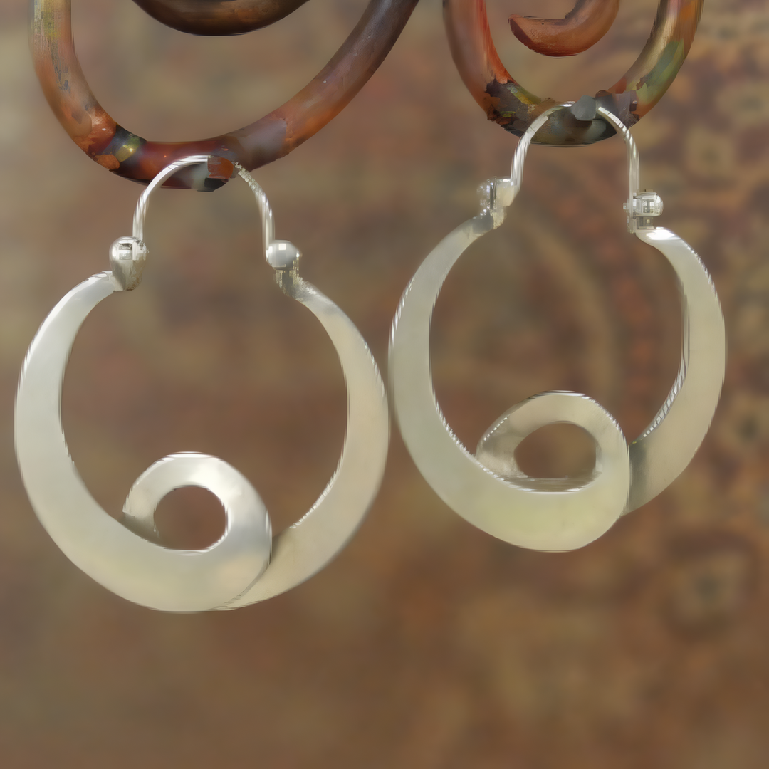 Tourbillon d'Argent | Grandes boucles d'oreilles argentées en forme de tourbillon – Vue 01