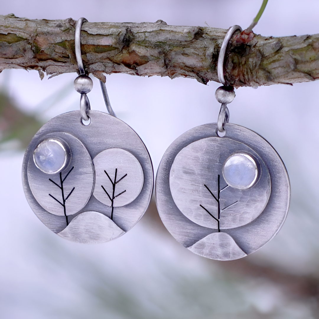 Arbre Lunaire | Boucles d'oreilles argentées à motif d'arbre et pierre claire – Vue 01