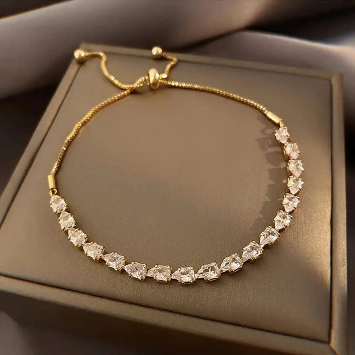 Géométrie | Bracelet doré réglable avec pierres claires – Vue 01