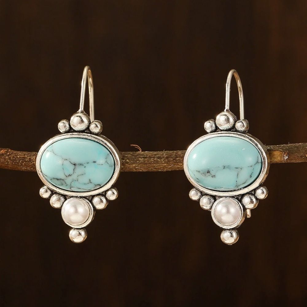 Lumière Côtière | Boucles d'oreilles argentées avec pierre turquoise et détail blanc – Vue 01