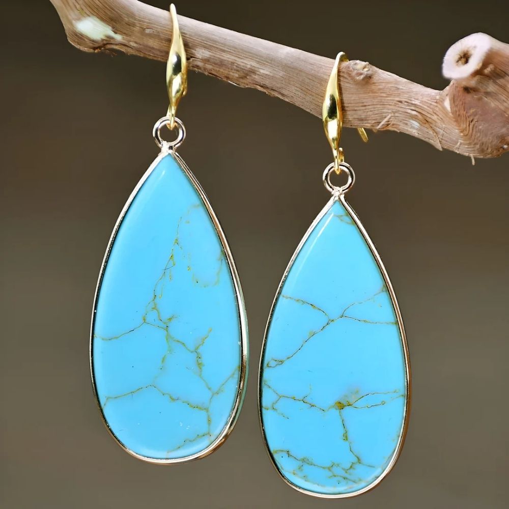 Goutte Marine | Boucles d'oreilles avec grandes pierres turquoise et pièce supérieure dorée – Vue 01
