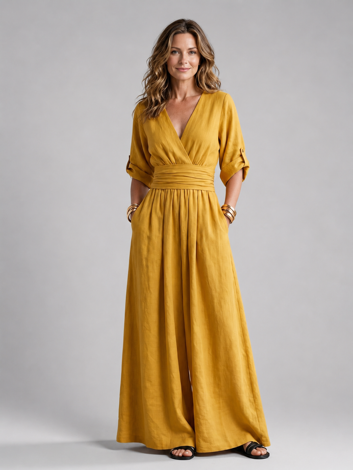 Femme portant une combinaison à haut croisé et jambes larges, coloris jaune