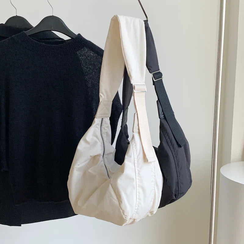 Sac bandoulière Nylon Souple crème porté à l&