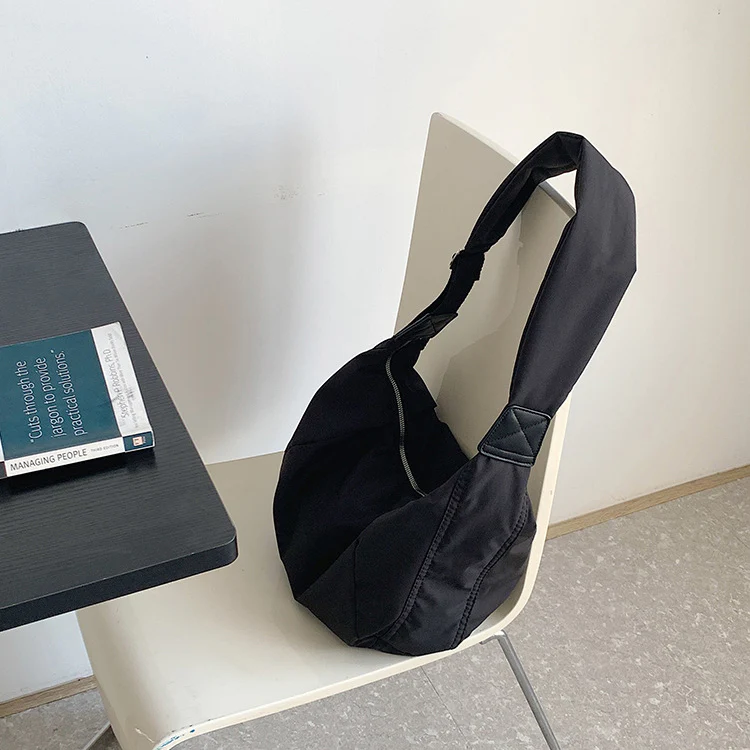 Sac bandoulière Nylon Souple noir porté à l&