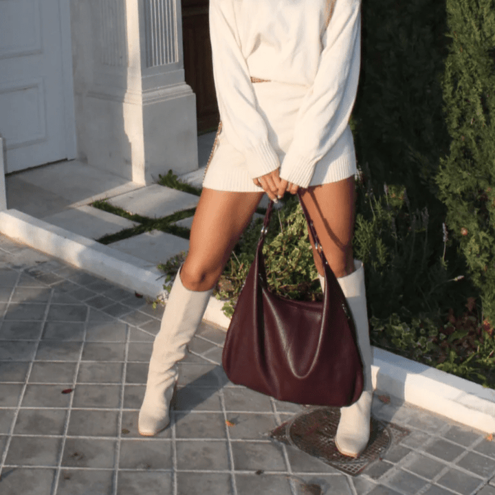 Sac hobo Cassie bordeaux porté à l&