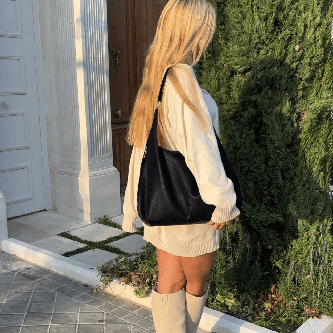 Sac hobo Cassie noir porté à l&