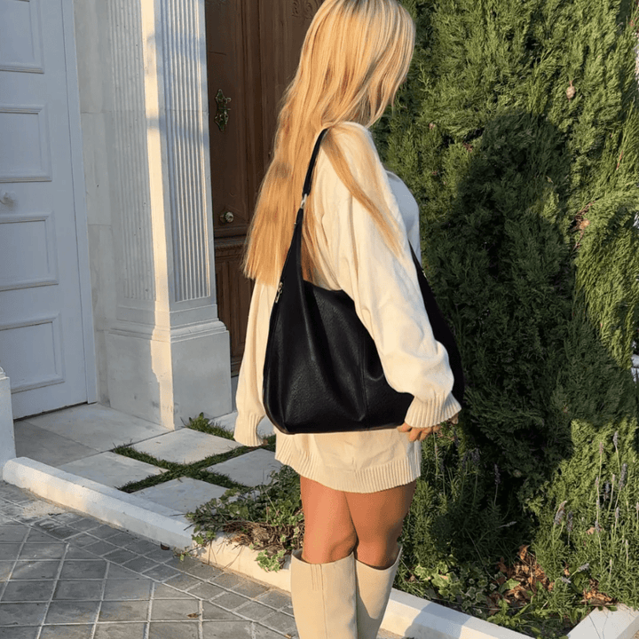 Sac hobo Cassie noir porté à l&