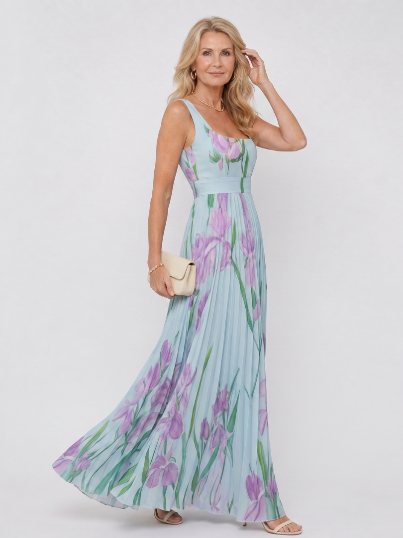 Georgette — Robe longue plissée à encolure carrée, coloris Bleu ciel à iris mauves