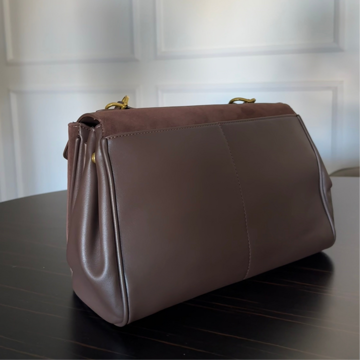 Sac porté épaule Ciara en cuir véritable brun foncé porté à l&