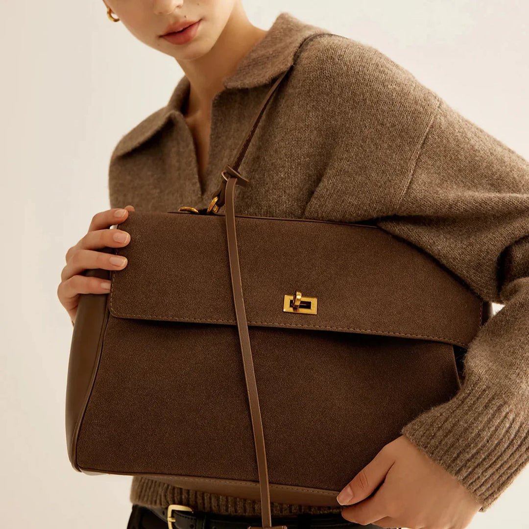 Sac en daim Ciara Premium brun porté à l&