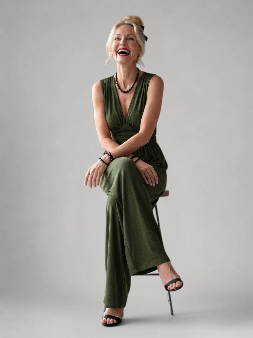 Femme portant une combinaison à col V profond et jambes larges, coloris vert