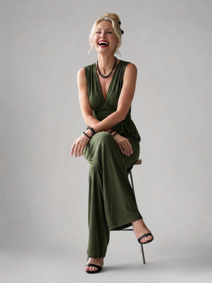 Femme portant une combinaison à col V profond et jambes larges, coloris vert