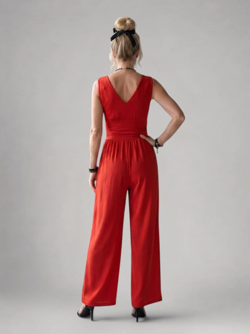 Femme portant une combinaison à col V profond et jambes larges, coloris rouge