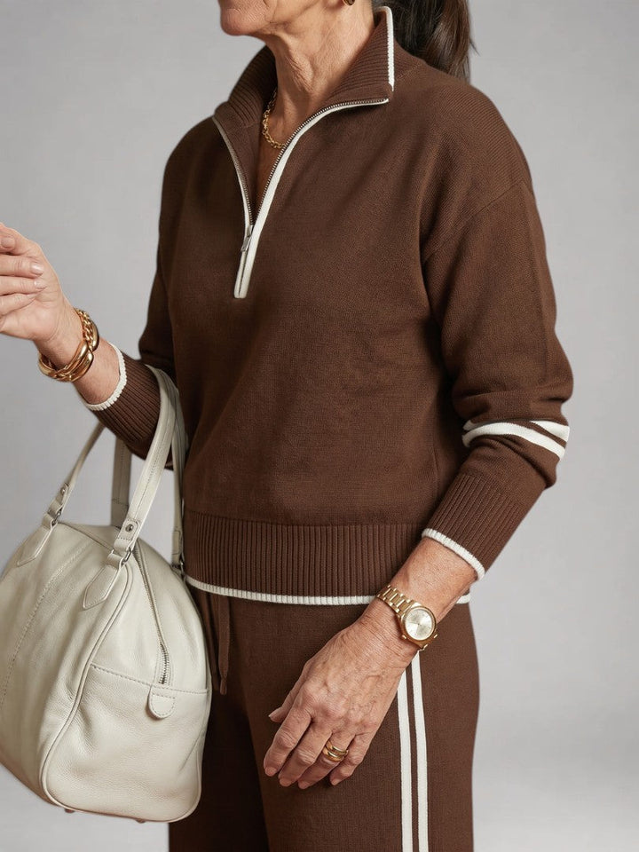 Femme portant un ensemble deux pièces en maille avec haut à col zippé et pantalon large, coloris marron