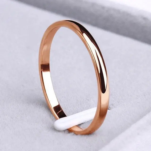 Bague fine polie en or rose sans pierre