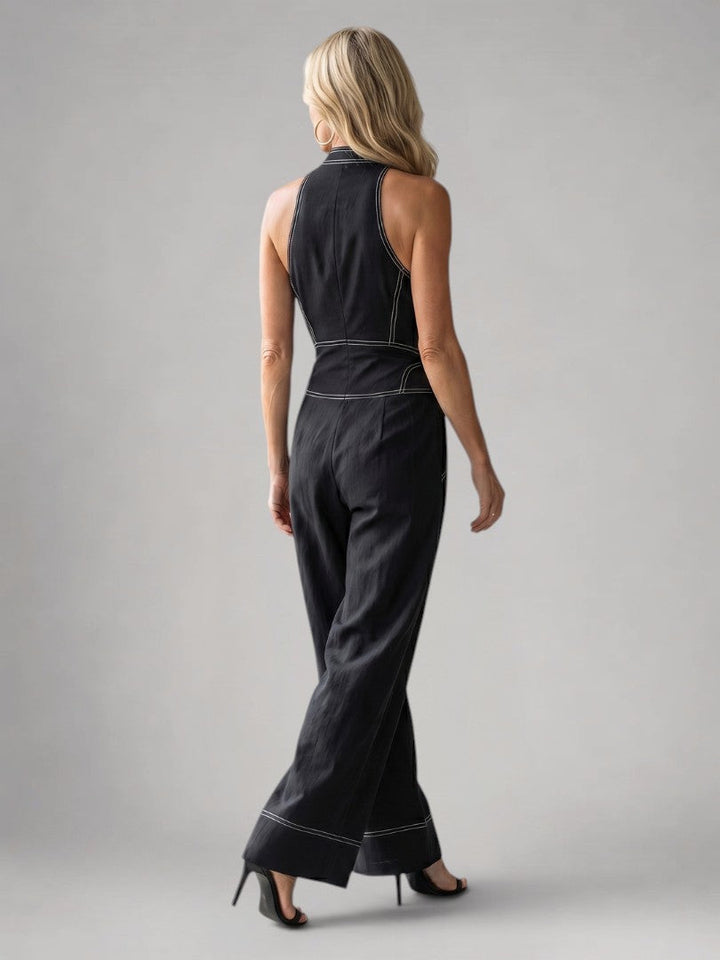 Femme portant une combinaison dos-nu à fermeture éclair devant et jambes larges, coloris noir