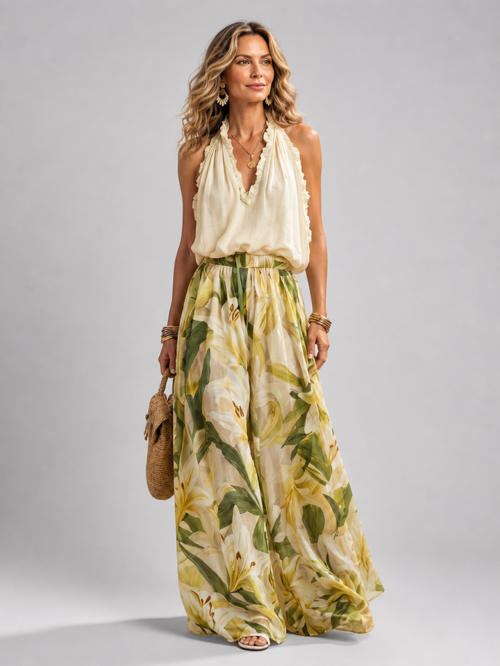 Femme portant un ensemble deux pièces avec blouse dos-nu et pantalon large à imprimé fleuri