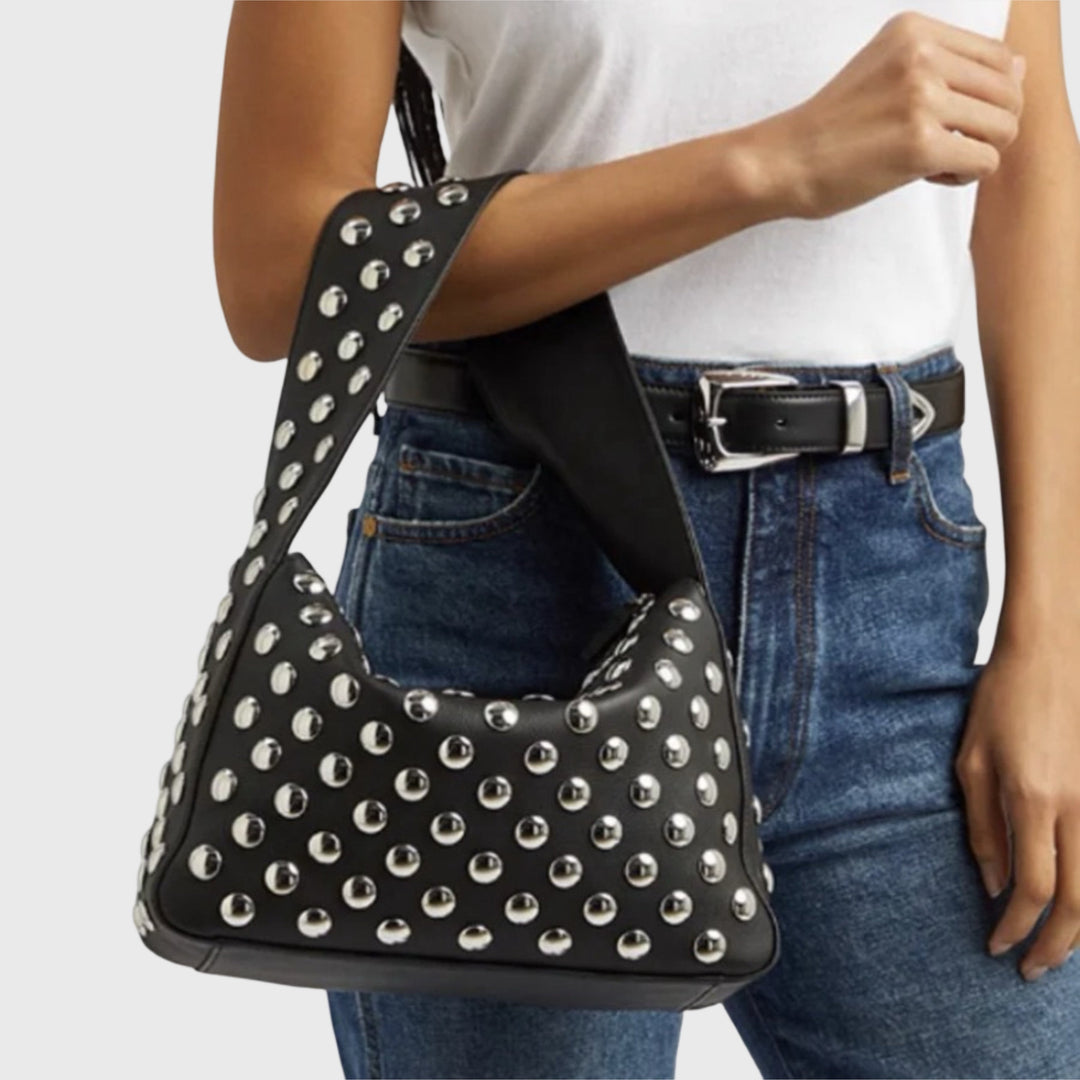 Sac clouté Gina noir porté à l&