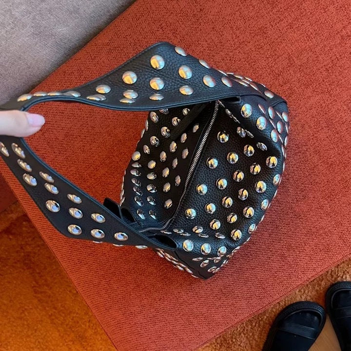 Sac clouté Gina noir, détail de la fermeture