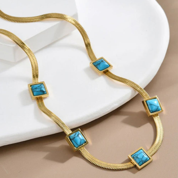 Violaine | Collier doré avec pierres turquoise – Vue 02