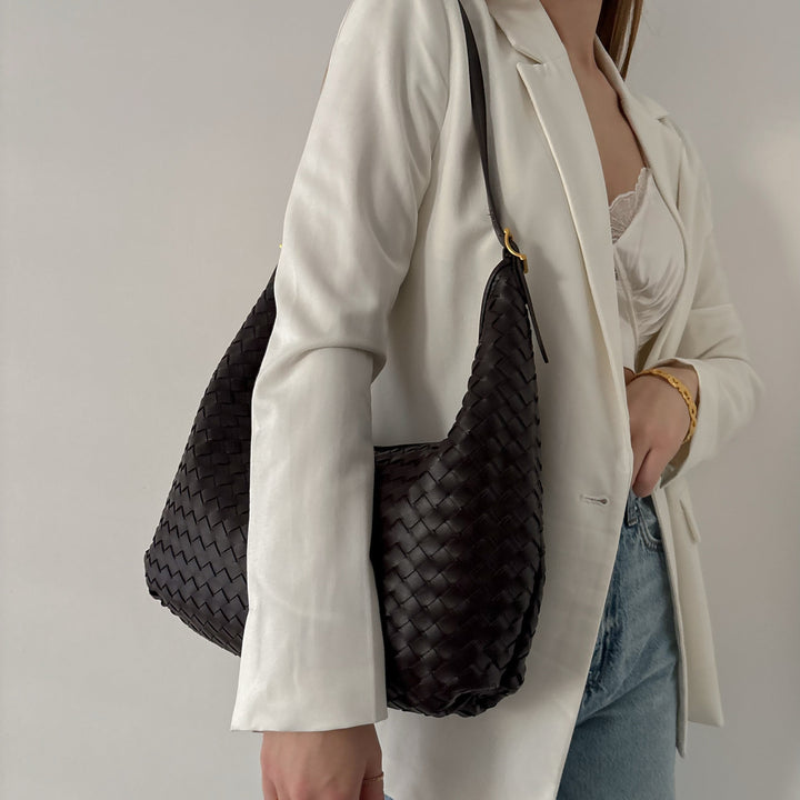 Sac porté épaule tressé Éliette brun foncé en situation