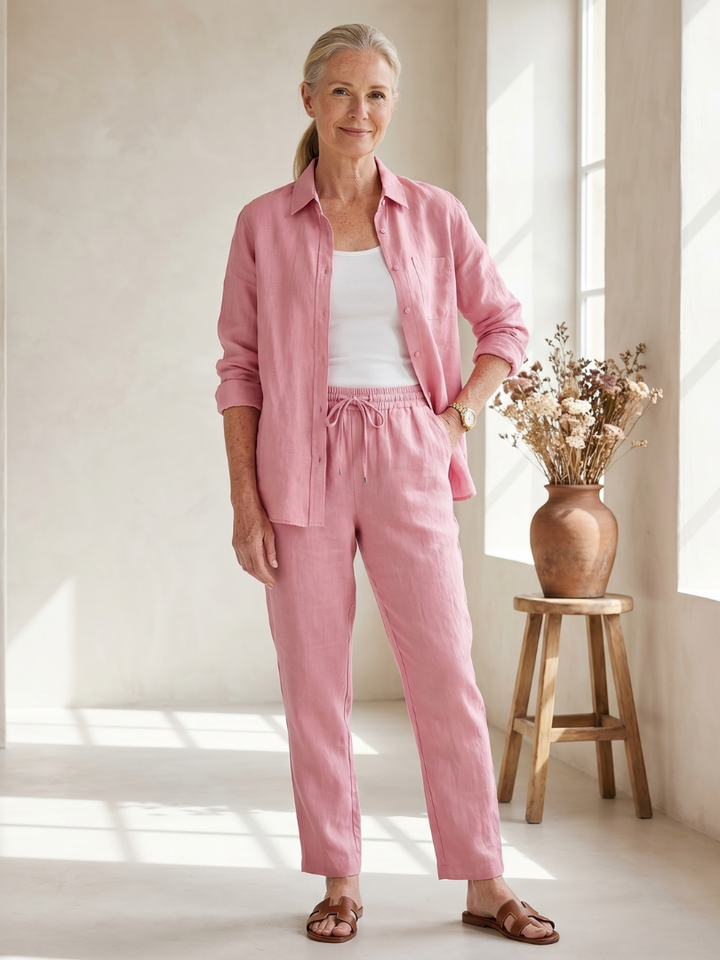 Femme portant un ensemble deux pièces avec chemise à manches longues et pantalon fuselé, coloris rose