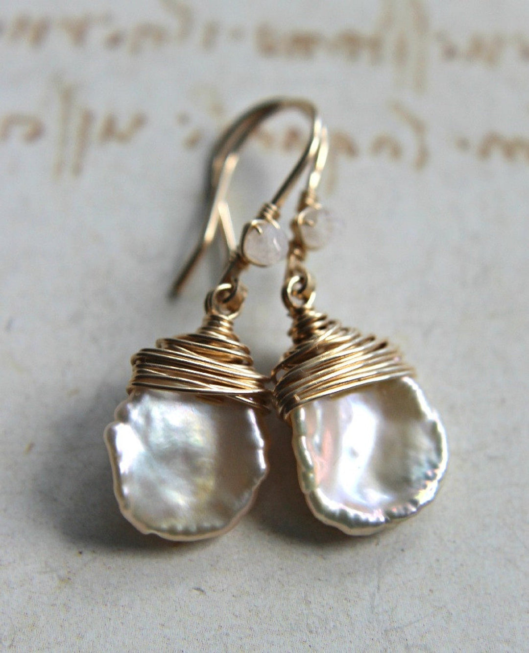 Enroulement Blanc | Boucles d'oreilles dorées avec surface blanche – Vue 01