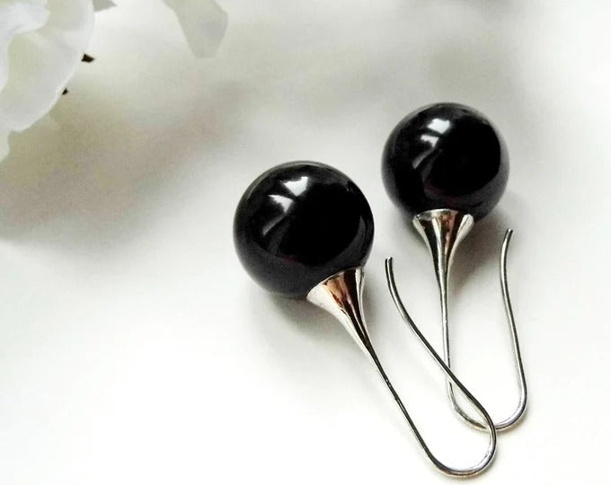 Perle Nocturne | Boucles d'oreilles argentées avec perle noire – Vue 01