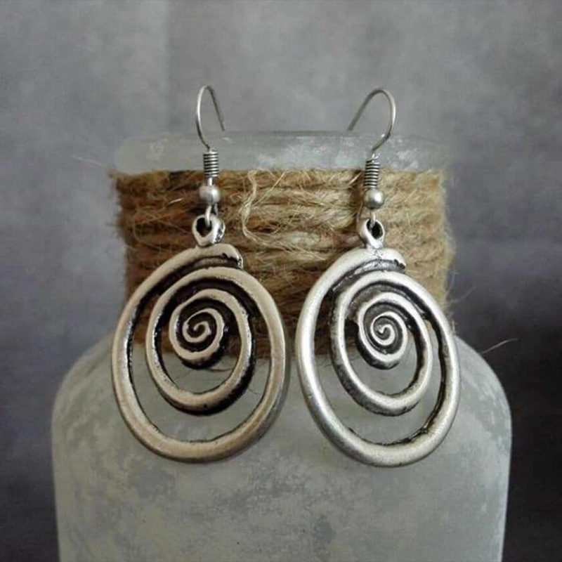 Tourbillon | Boucles d'oreilles argentées à motif de spirale – Vue 01