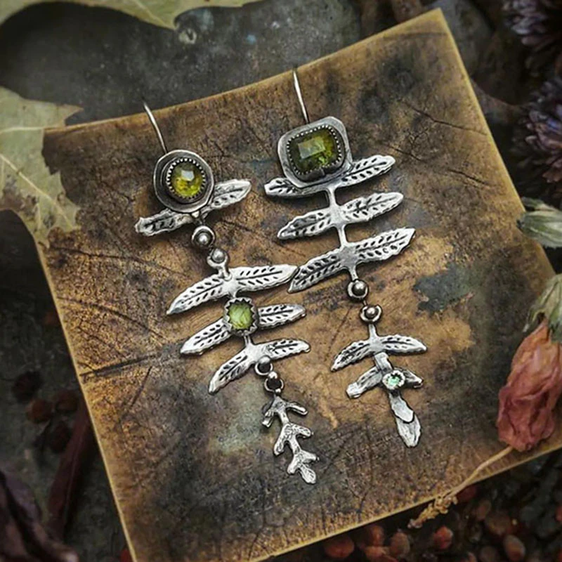 Spire de Branche | Longues boucles d'oreilles avec feuilles et pierres vertes – Vue 01