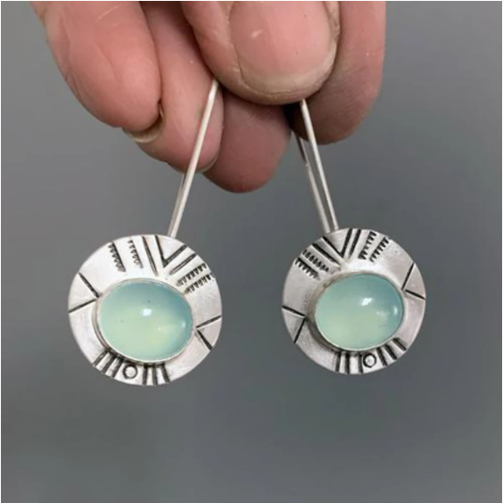 Vert Marin | Boucles d'oreilles argentées avec pierre vert clair – Vue 01