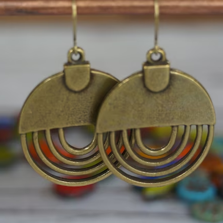 Arc-en-Ciel | Boucles d'oreilles avec arc doré et anneaux colorés – Vue 01
