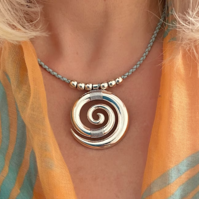 Séverine | Collier argenté à spirale – Vue 01