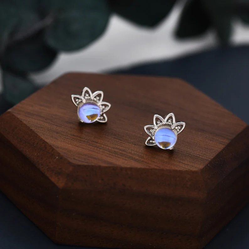 Mini Fleur | Petites boucles d'oreilles avec fleur et pierre claire – Vue 01