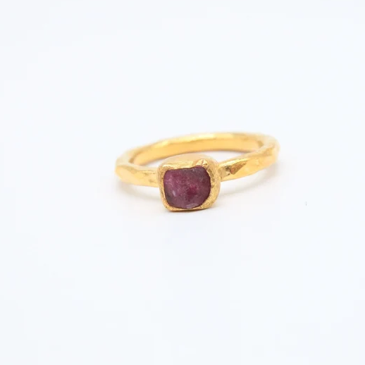 Bague fine dorée avec une petite pierre rouge carrée