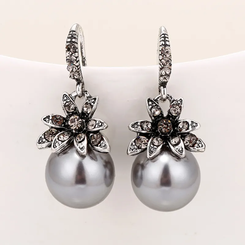Cascade Grise | Boucles d'oreilles argentées avec perle grise – Vue 01