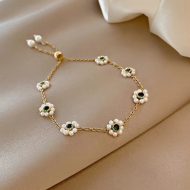 Marguerite Blanche | Bracelet doré avec fleurs blanches et pierres vertes – Vue 01