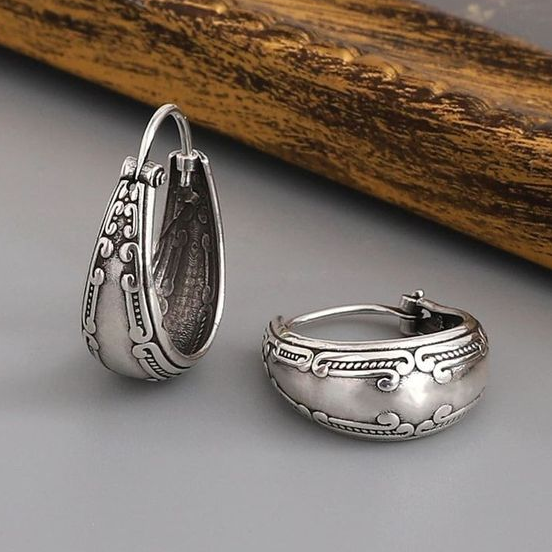 Fleur d'Argent | Boucles d'oreilles argentées avec liane fleurie – Vue 01