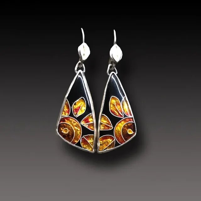 Triangle Ardent | Boucles d'oreilles argentées avec triangle et incrustations dorées – Vue 01