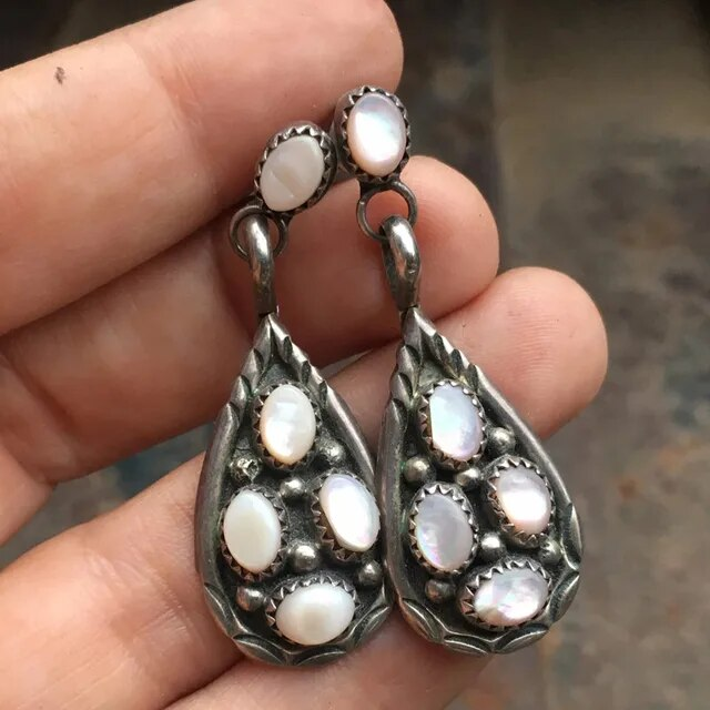 Pierre Blanche | Boucles d'oreilles gouttes sombres avec pierres claires – Vue 01