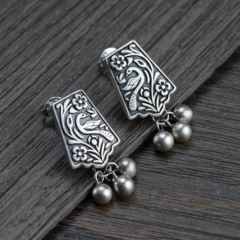 Plaque Fleurie | Boucles d'oreilles à motif d'oiseau et trois perles argentées – Vue 01