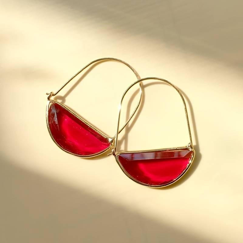 Sceau Rouge | Boucles d'oreilles dorées avec demi-cercle rouge – Vue 01