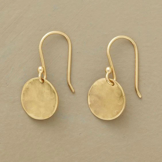 Bâtonnet Doré | Boucles d'oreilles dorées avec petit disque martelé – Vue 01