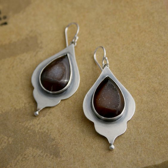 Coquille Goutte | Boucles d'oreilles avec pierre sombre dans une coque argentée – Vue 01