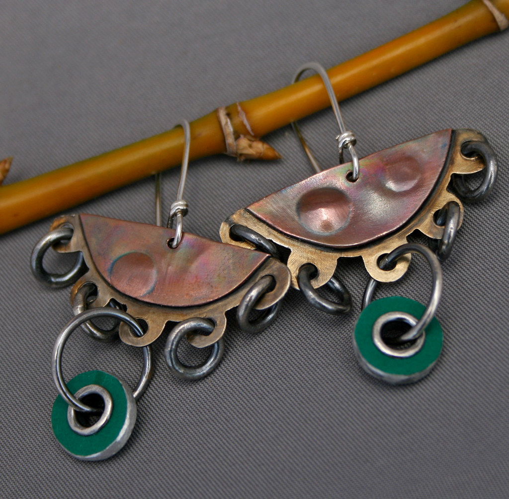 Spirale Verte | Boucles d'oreilles avec arc cuivré et disques verts – Vue 01